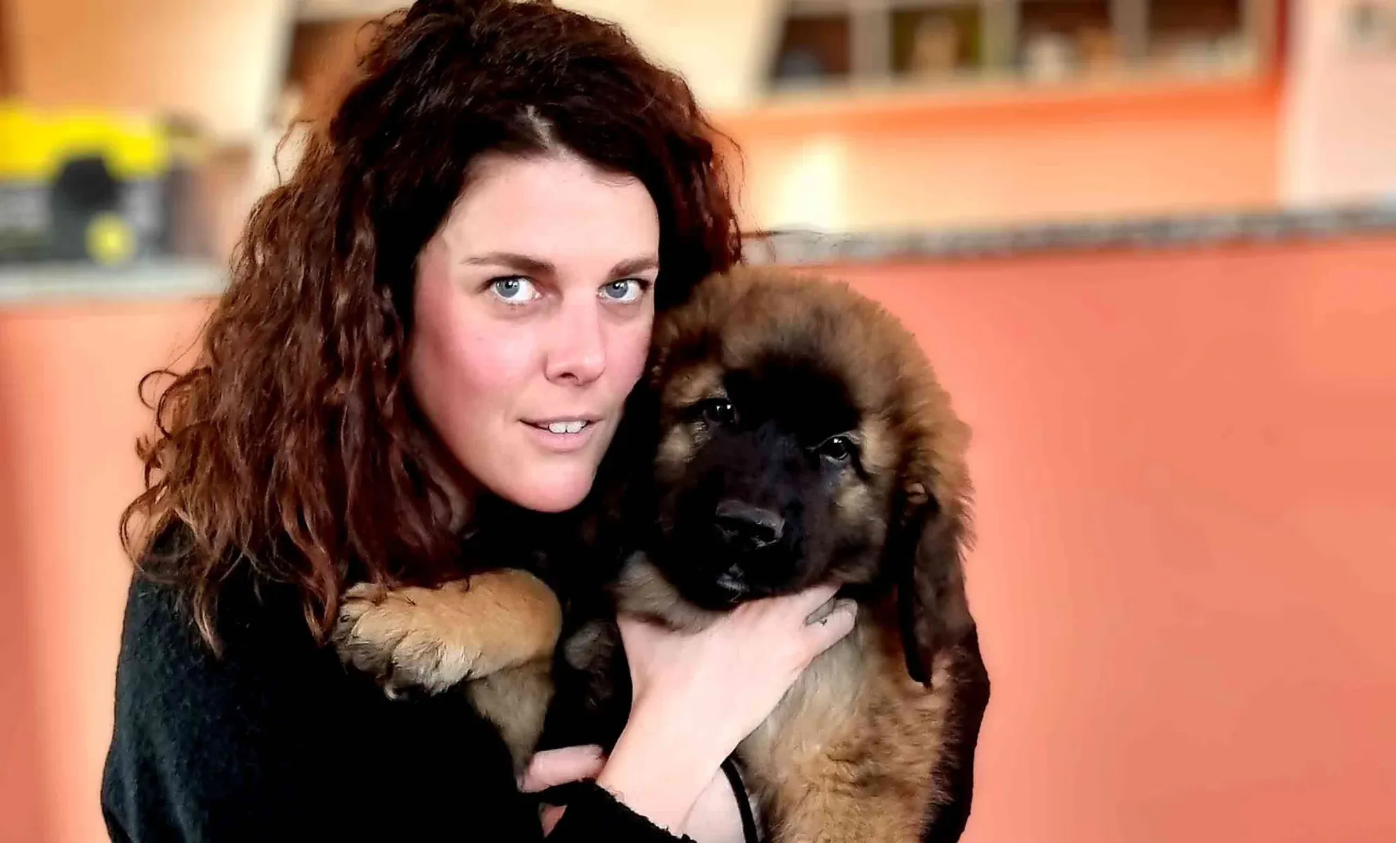 La dott.ssa Alessandra Calini abbraccia Beck’s, cucciola di Leonberger